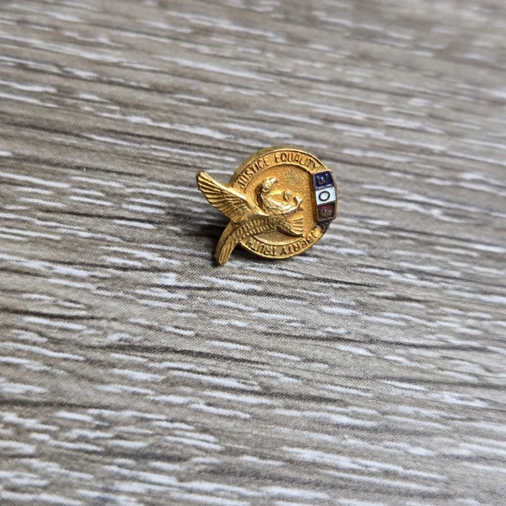 Vintage F.O.E. Fraternal Order of Eagles Pin Gold Tone Lapel Enamel FOE